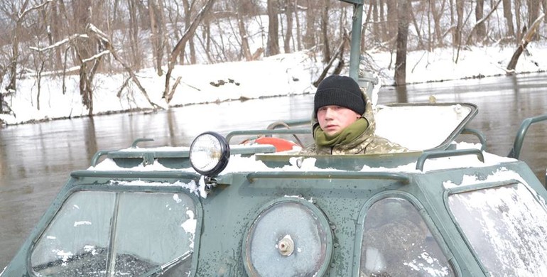 Військові з Рівного допомагають населенню Луганщини